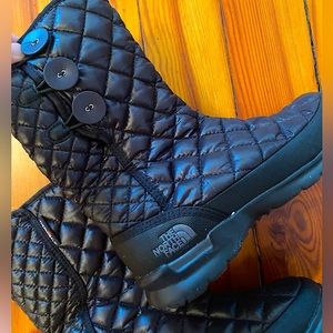 The North Face. Women's Thermoball Button Up Boots. Shiny Black. Size 5